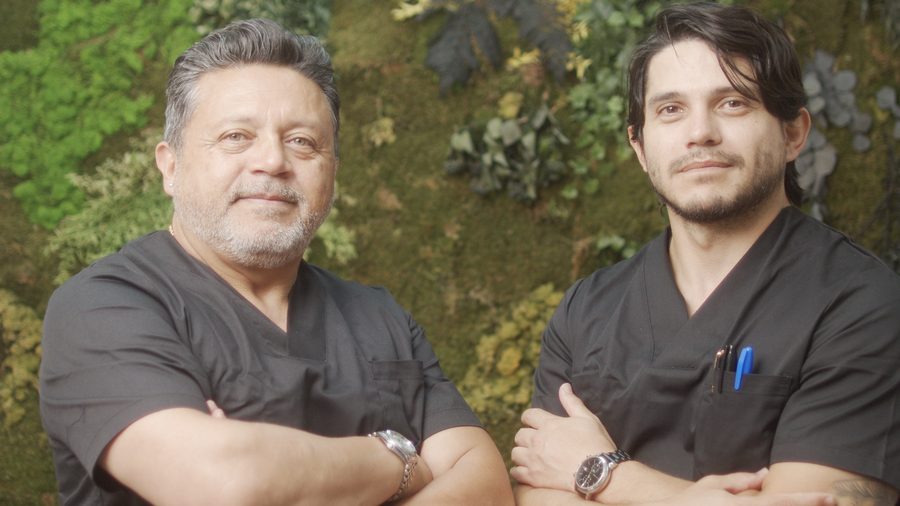 El Dr. Correa y el equipo de la cl&iacute;nica de implantes dentales de Valencia