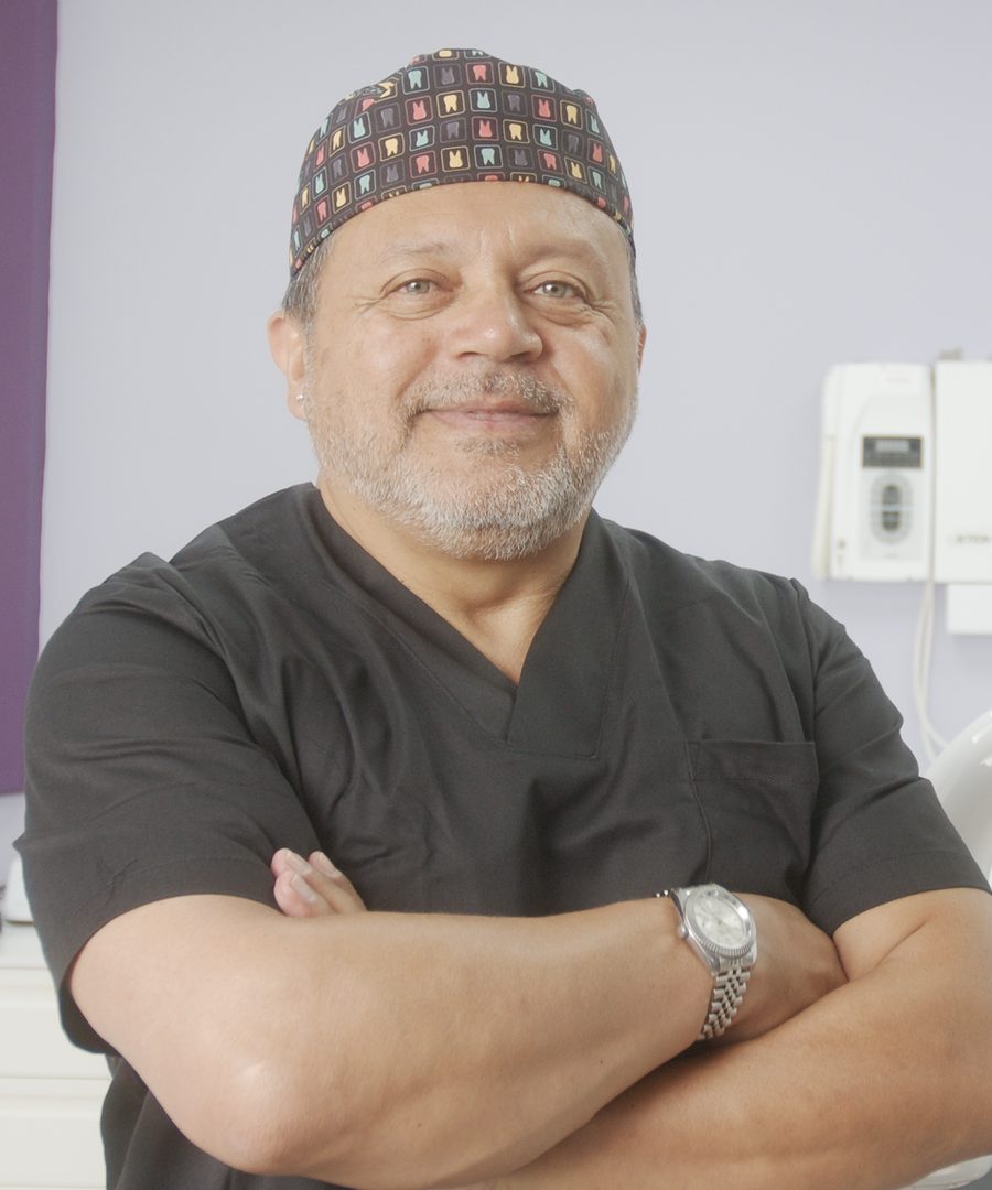 Retrato del Dr. Hern&aacute;n Correa, cirujano implant&oacute;logo